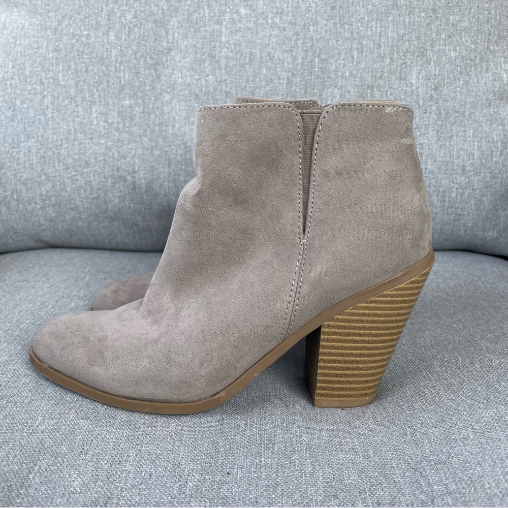 Banana Republic Taupe‎ Suede Like Chunky Heeled Booties Side Zip Close Size 7